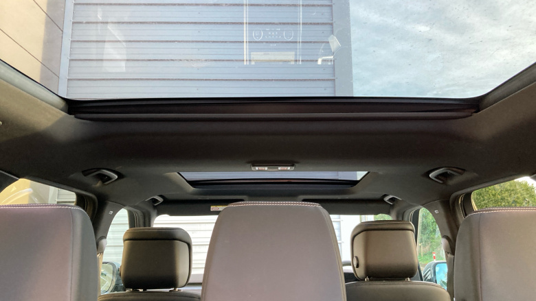 Land Rover Discovery 3.0 D300 Dynamic SE 5dr Auto Diesel Station Wagon